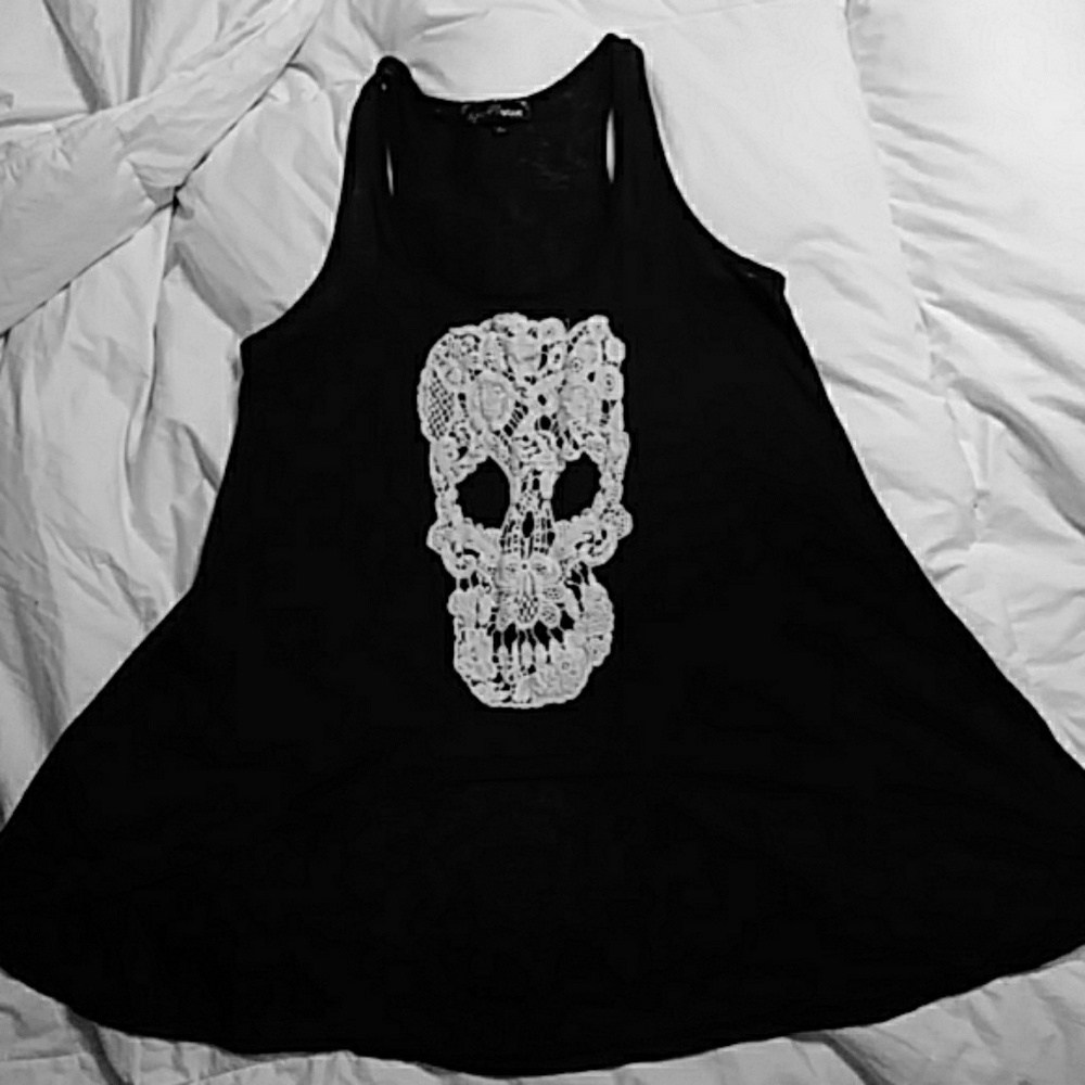 Thin high-low skull tank